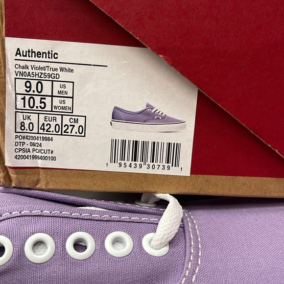 • Vans WMNS Authentic Chalk Violet/True White
VN0A5HZS9GD
Sneakers - Picture 16 of 16